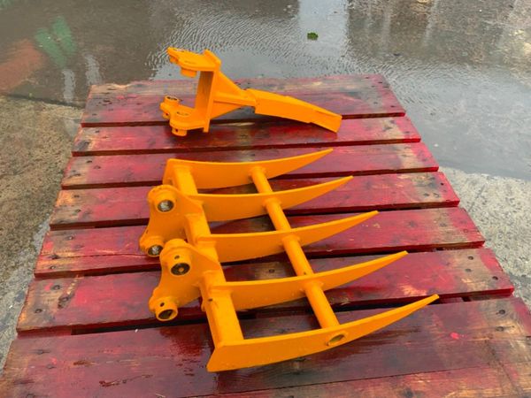 MINI DIGGER  RAKE / RIPPER TOOTH.....30mm PINS. 368660250