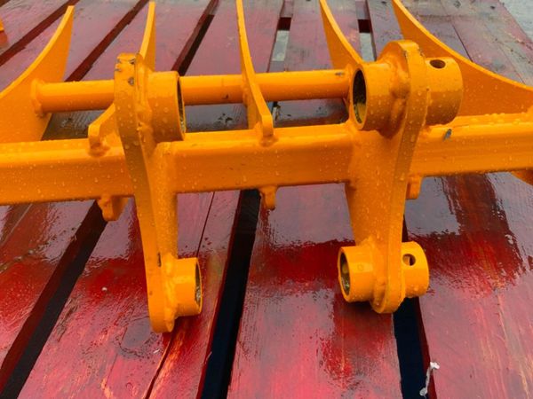 MINI DIGGER  RAKE / RIPPER TOOTH.....30mm PINS. 368660251