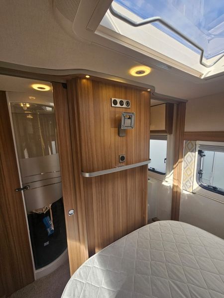 Lunar Clubman SR Caravan  ensuite Island bed 368689339