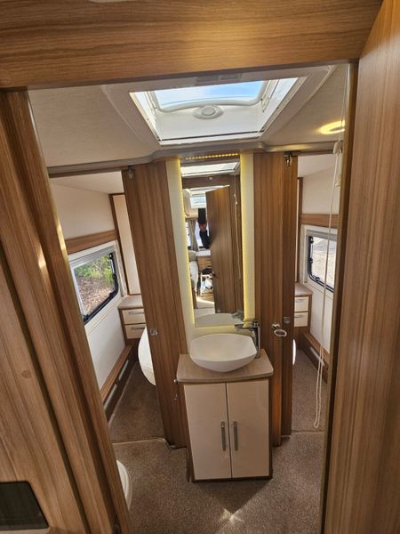 Lunar Clubman SR Caravan  ensuite Island bed 368689345