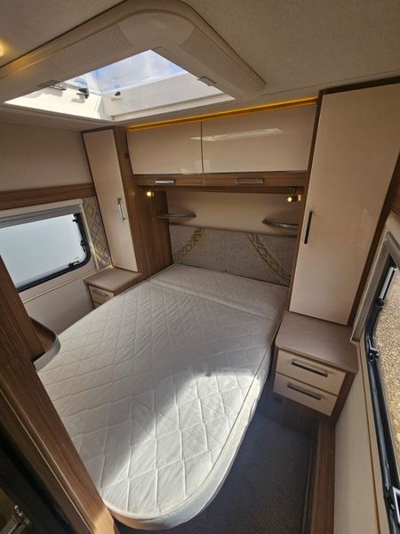 Lunar Clubman SR Caravan  ensuite Island bed 368689341