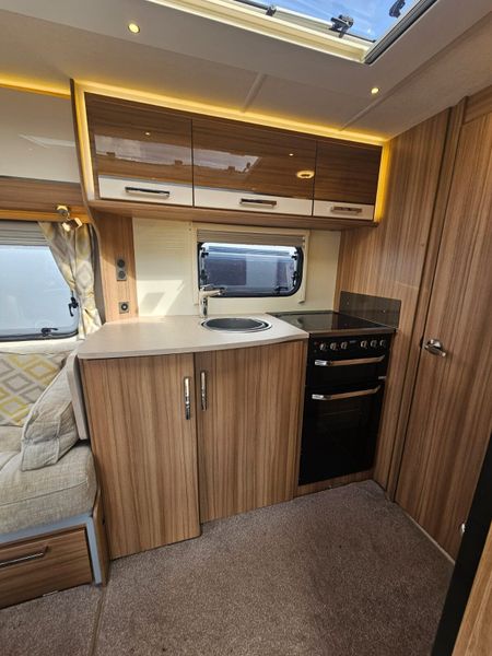 Lunar Clubman SR Caravan  ensuite Island bed 368689342