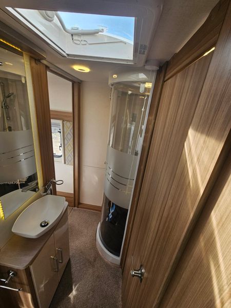 Lunar Clubman SR Caravan  ensuite Island bed 368689343