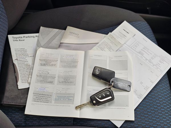 TOYOTA VERSO AURA // 7 SEATER // 08/27 NCT 368756438