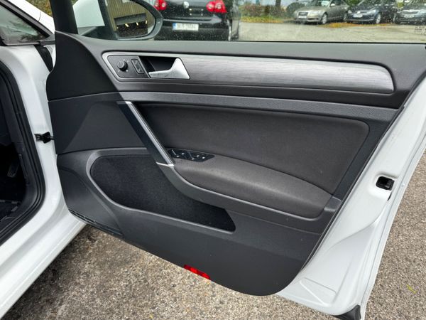 Volkswagen Golf Automatic 1.2 TSI 368899802