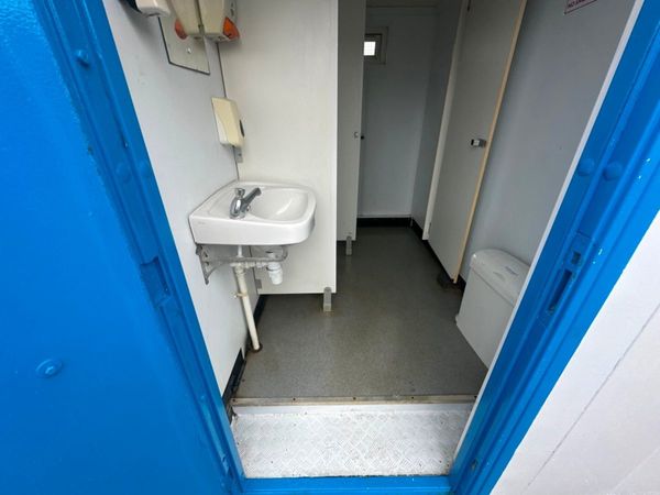 28 x 9 welfare unit , toilet , generator kitchen 368985479