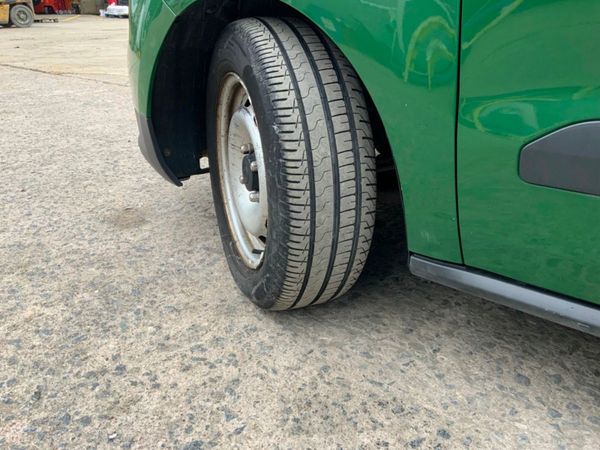 Ford Transit Courier 369049806
