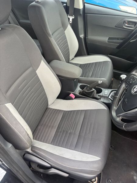 Toyota Auris 2016 369176188