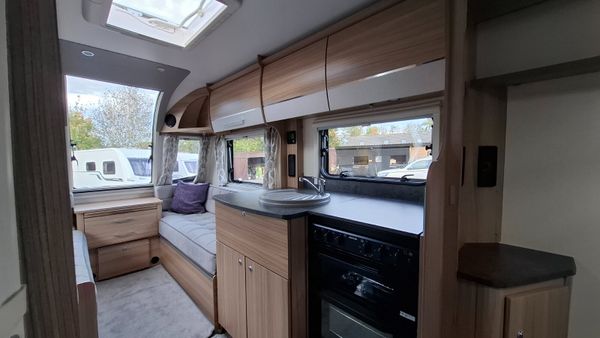 Bailey Phoinex Island bed caravan 369170704