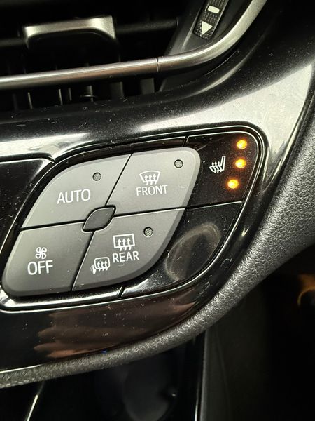 2018 Toyota C-HR  1.8 Hybrid automatic 369286841