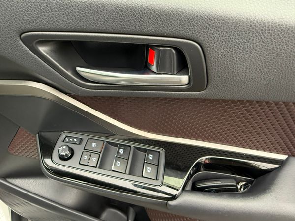 2018 Toyota C-HR  1.8 Hybrid automatic 369286853