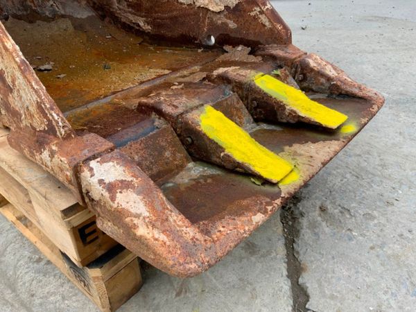 30" GEITH DIGGING BUCKET   65mm PINS.......1423. 369324951