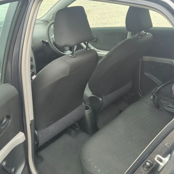 Toyota Yaris 369477591