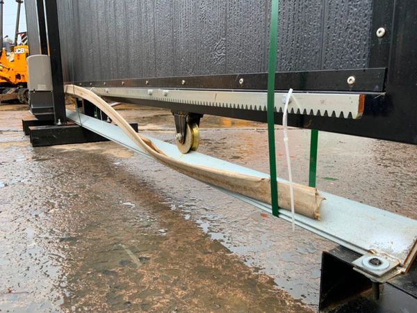 16ft ELECTRIC SLIDING ENTRANCE GATE......4025. 369625236