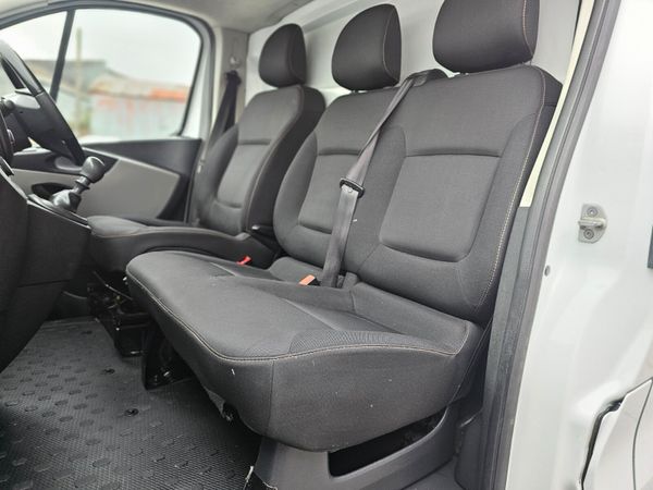 NISSAN NV300 LWB // DOE AND TAX // NO VAT // FSH 369704168