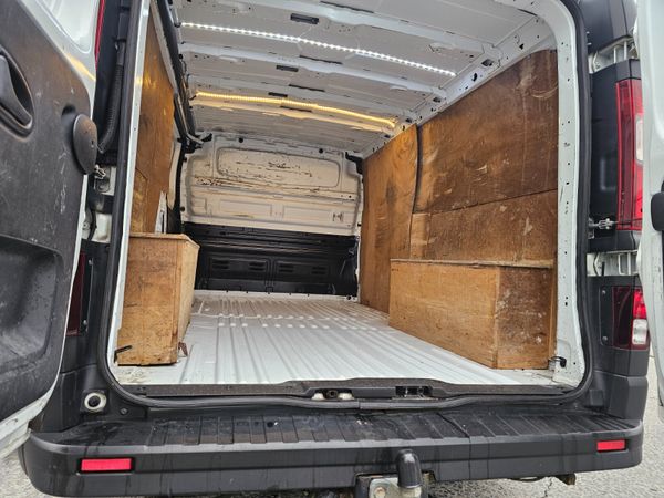 NISSAN NV300 LWB // DOE AND TAX // NO VAT // FSH 369704161