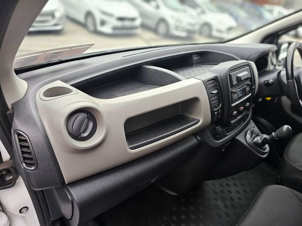 NISSAN NV300 LWB // DOE AND TAX // NO VAT // FSH 369704172