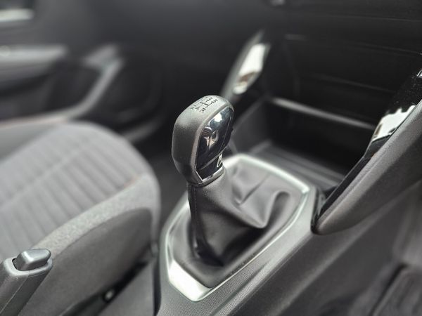 PEUGEOT 208 // 1.2 PETROL COMMERCIAL // PLUS VAT 369703952