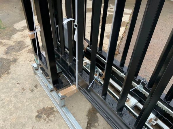 TWIN SIDE CANTILEVER SLIDING GATE........3974. 369745197