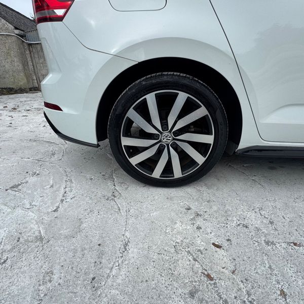 Volkswagen Touran 2016 R-LINE 7 Seater 369741537