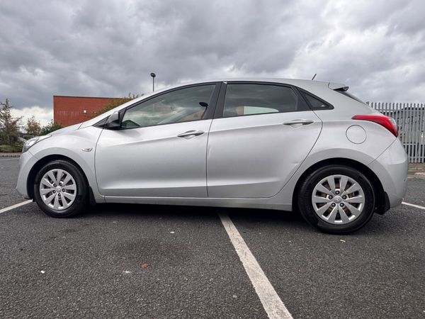 Hyundai i30 2016 369924344