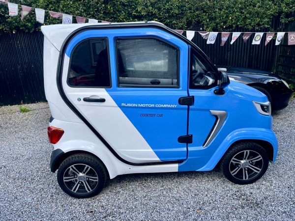 LMI Advertising Vehicle (221 REG) 369990237