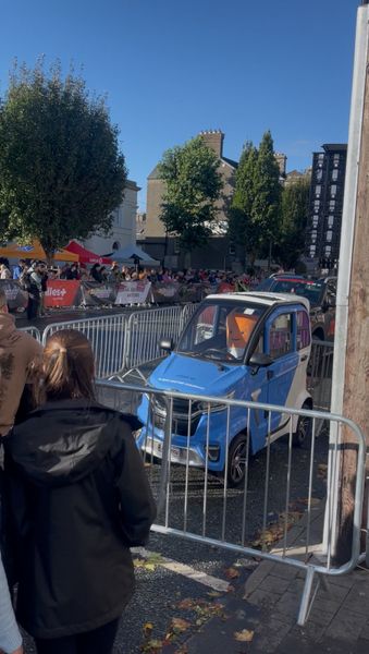 LMI Advertising Vehicle (221 REG) 369990238