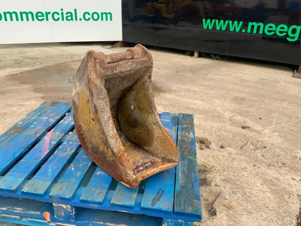12" DIGGING BUCKET......45mm PINS.......2010-12. 360100495