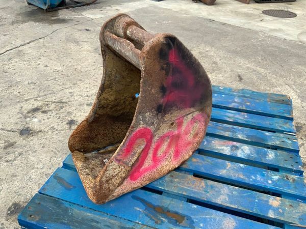 12" DIGGING BUCKET......45mm PINS.......2010-12. 360100497