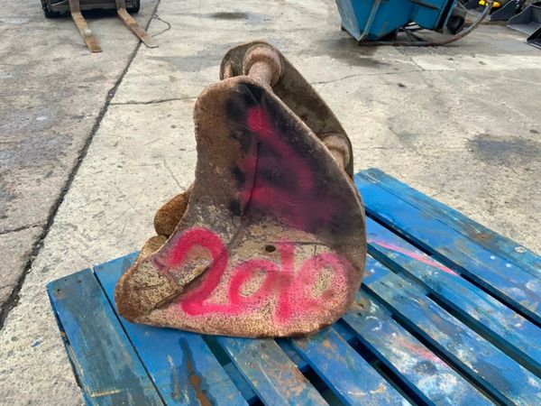 12" DIGGING BUCKET......45mm PINS.......2010-12. 360100498