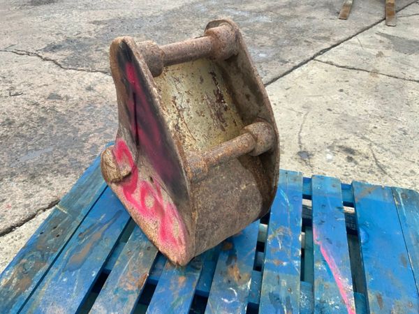 12" DIGGING BUCKET......45mm PINS.......2010-12. 360100499