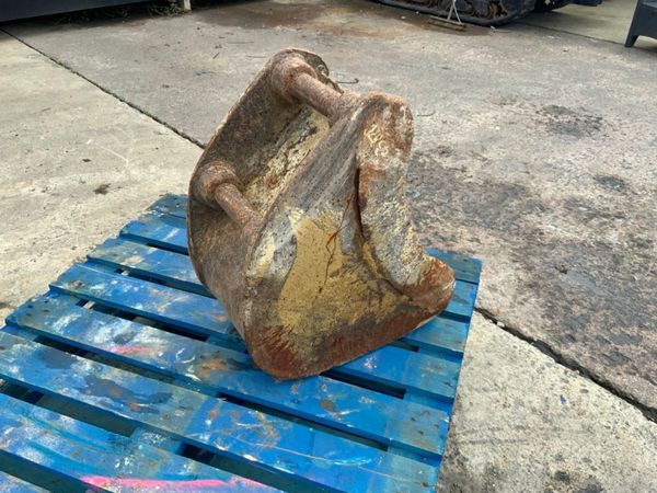 12" DIGGING BUCKET......45mm PINS.......2010-12. 360100501