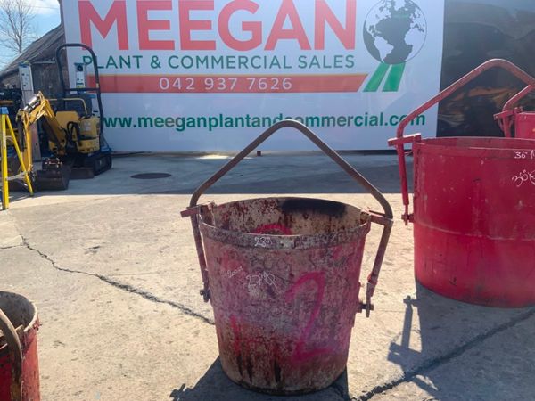 200lts SELF TIPPING CIRCULAR MUCK SKIP.....3627-2. 360145994