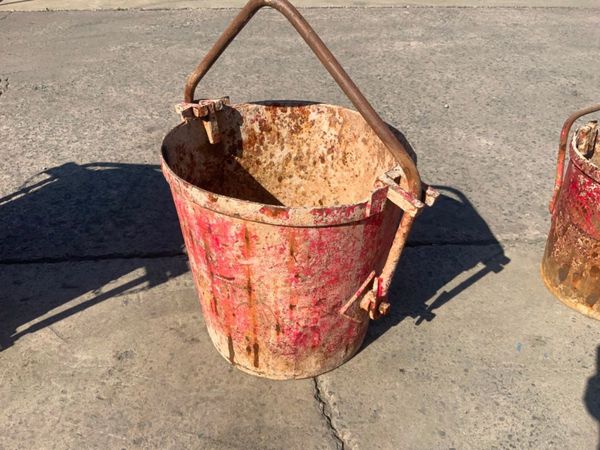 200lts SELF TIPPING CIRCULAR MUCK SKIP.....3627-2. 360145995