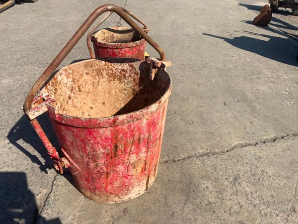 200lts SELF TIPPING CIRCULAR MUCK SKIP.....3627-2. 360145996
