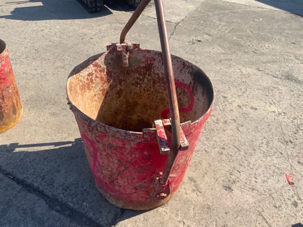 200lts SELF TIPPING CIRCULAR MUCK SKIP.....3627-2. 360145997