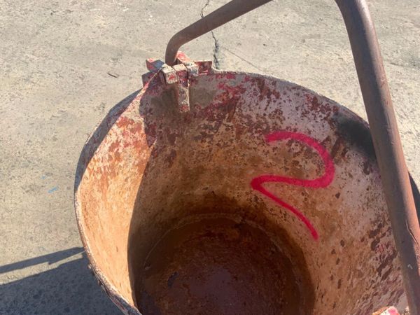200lts SELF TIPPING CIRCULAR MUCK SKIP.....3627-2. 360145998