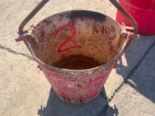 200lts SELF TIPPING CIRCULAR MUCK SKIP.....3627-2. 360145999