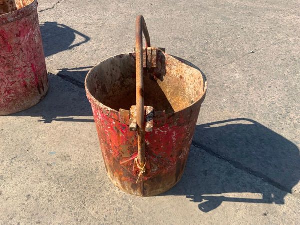 100lts SELF TIPPING CIRCULAR MUCK SKIP.....3627-1. 360146056