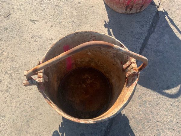 100lts SELF TIPPING CIRCULAR MUCK SKIP.....3627-1. 360146057
