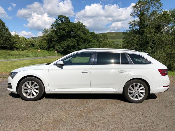 Skoda superb Estate in Glacier white 360258394