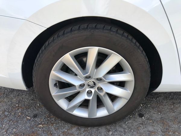 Skoda superb Estate in Glacier white 360258395
