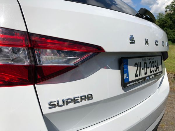 Skoda superb Estate in Glacier white 360258396