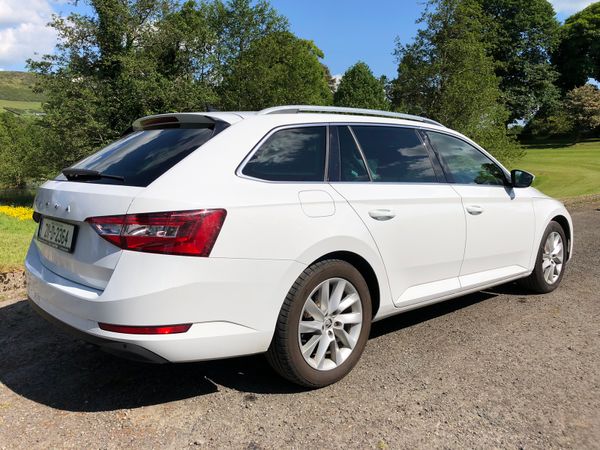 Skoda superb Estate in Glacier white 360258393