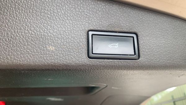 VOLKSWAGEN TOUAREG  AUTO 262 BHP CREW CAB 3.0 TDI 360258447