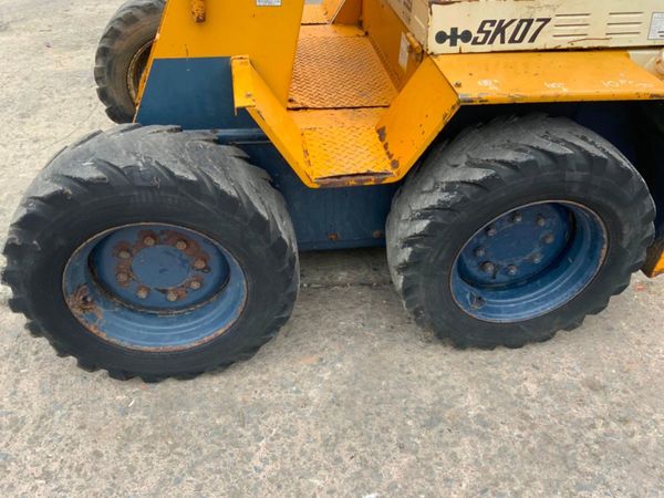 KOMATSU SK07 SKID STEER WHEELED LOADER. 360267984