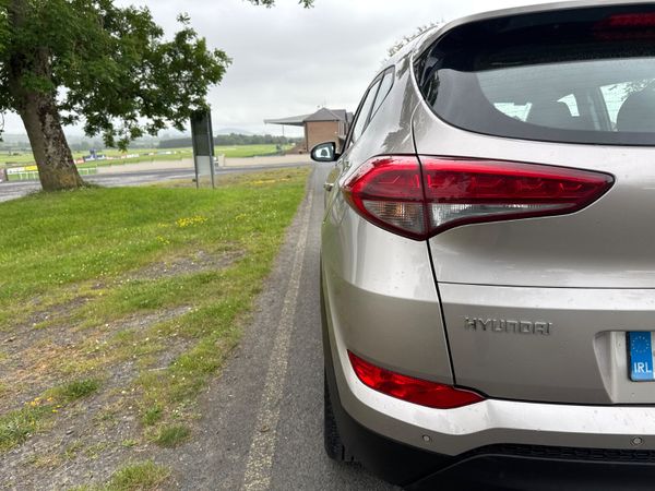 Hyundai Tucson 2018 SE Low mileage 360270630