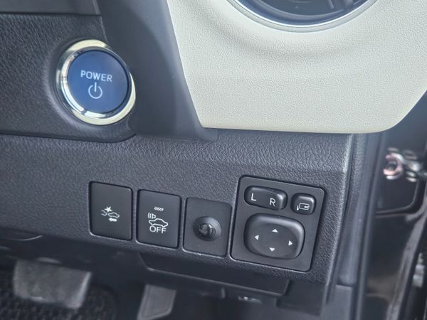 2016 Toyota Auris Hybrid /Modellista Spec 360546607