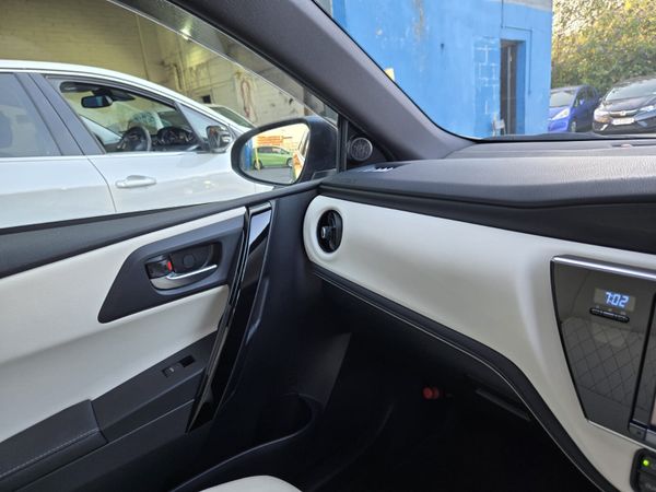 2016 Toyota Auris Hybrid /Modellista Spec 360546644