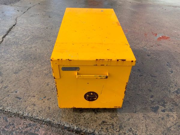 ARMORGARD 'CHEMBANK' STORAGE BOX........1381t. 360837698